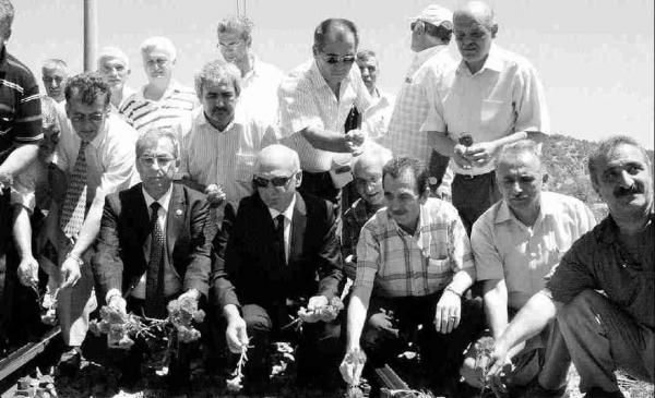 Pamukova'da ölenler için karanfil bıraktılar 