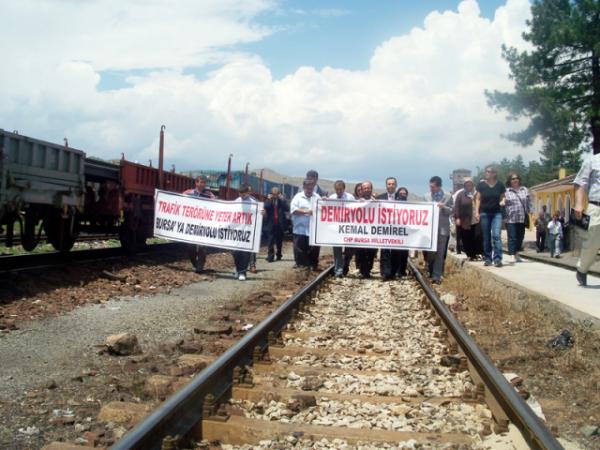 CHP Demiryolunda protesto yürüyüşü yaptı